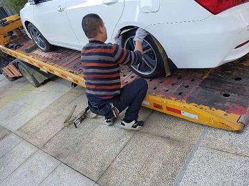 裝車(chē)后細(xì)心的師傅再三檢查車(chē)輛固定情況.jpg
