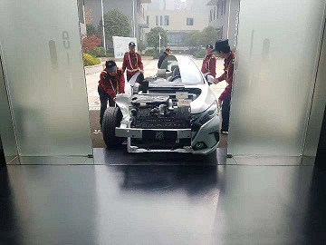 齊心協(xié)力 完成車(chē)輛模型進(jìn)入展館.jpg